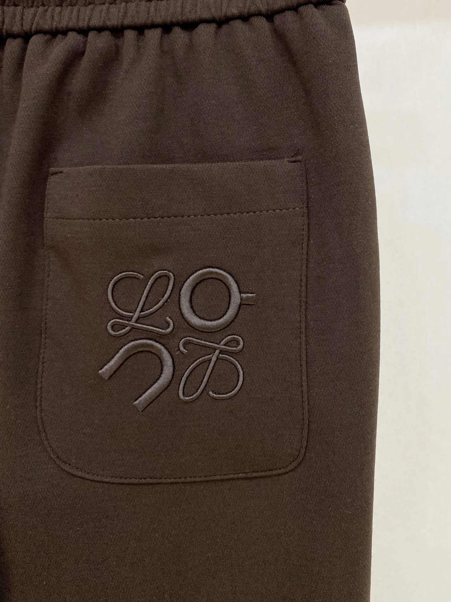 Loewe x Angpa 2026 Autumn and Winter New Arrival Casual Pants Fabric: Modal air layer cotton knitted fabric, soft to the touch, crisp in drape, comfortable and warm on the upper body. Style: straight cut with drawstring elastic waist, loose and neat, small embroidery embellishment, diagonal pockets, to accommodate leg shape. Color: Dark brown, navy blue and black, three colors, calm and high-end, suitable for all kinds of tops, suitable for commuting and leisure. Sizes:M-4XL